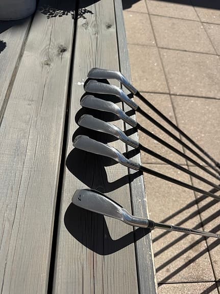 Golfklubbor vänster