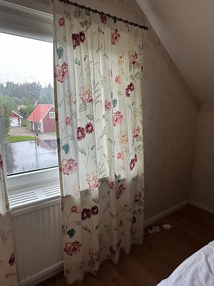 3 st fina gardiner inkl gardinstången och tillbehör