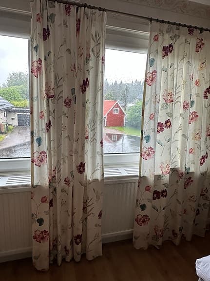 3 st fina gardiner inkl gardinstången och tillbehör
