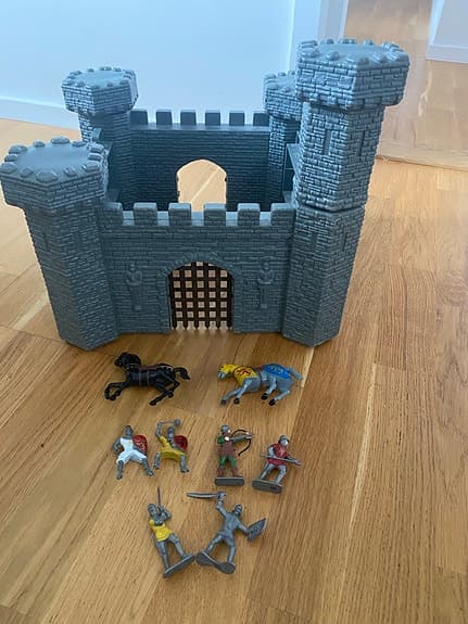 Leksaksborg med hästar och figurer