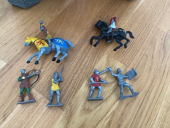 Leksaksborg med hästar och figurer