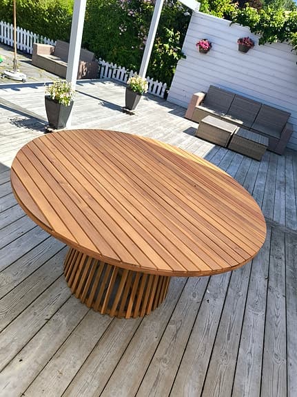 Runt trädgårdsbord i trä