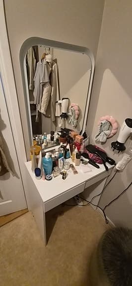 IKEA väggmonterat sminkbord / hylla vit