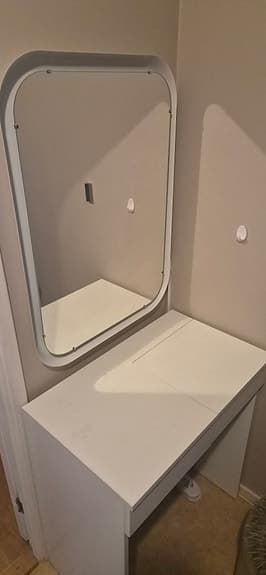 IKEA väggmonterat sminkbord / hylla vit