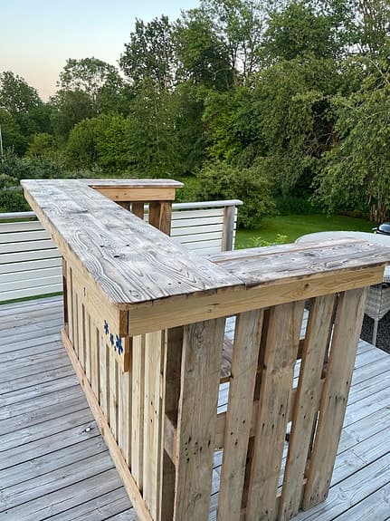 Trädgårdsbar av lastpallar