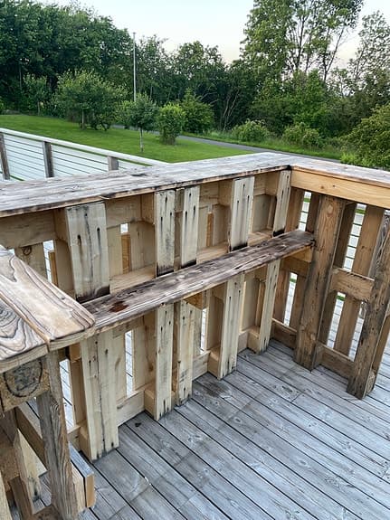 Trädgårdsbar av lastpallar