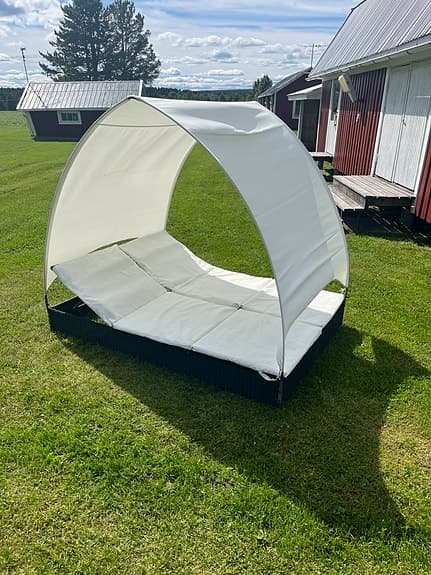 Vit solsäng med tak för trädgård/uteplats