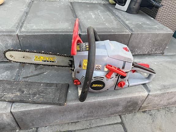 Meec Tools motorsåg bensin? Säljer som  defekt den startar och stabst bra kädja
