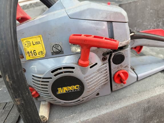Meec Tools motorsåg bensin? Säljer som  defekt den startar och stabst bra kädja