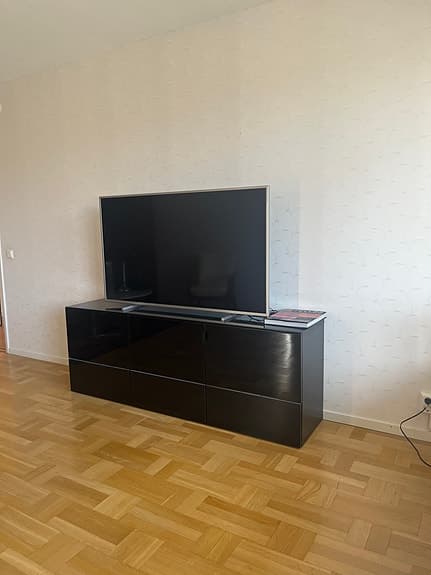 Svart byrå med förvaring