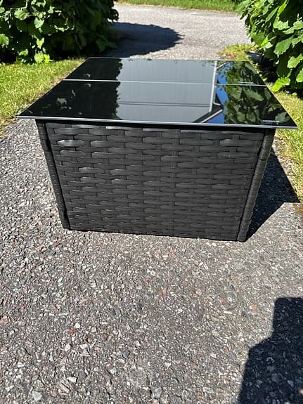 Svart utebord med glasbordsskiva
