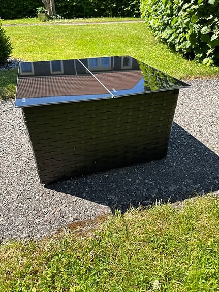 Svart utebord med glasbordsskiva