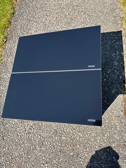 Svart utebord med glasbordsskiva