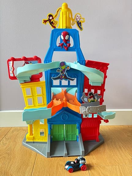 Spiderman bilbana lekborg för barn, med två Spidey bilar