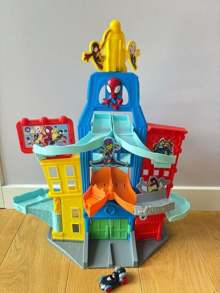 Spiderman bilbana lekborg för barn, med två Spidey bilar