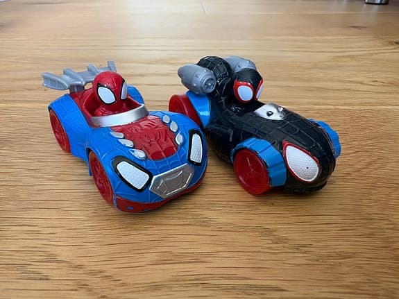Spiderman bilbana lekborg för barn, med två Spidey bilar