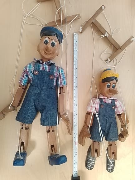 Trämarionetter dockor med snören Pinocchio-stil