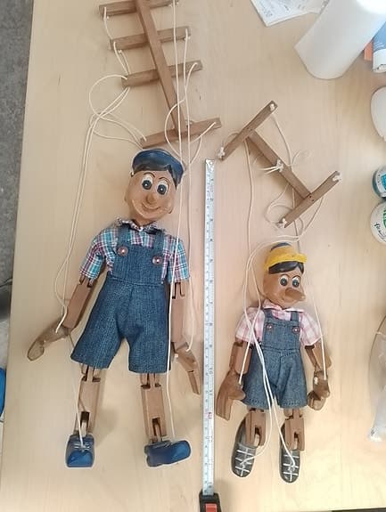 Trämarionetter dockor med snören Pinocchio-stil