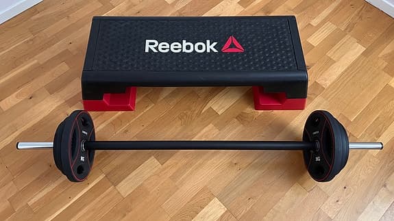 Reebok stepbräda med skivstång och vikter svart/röd