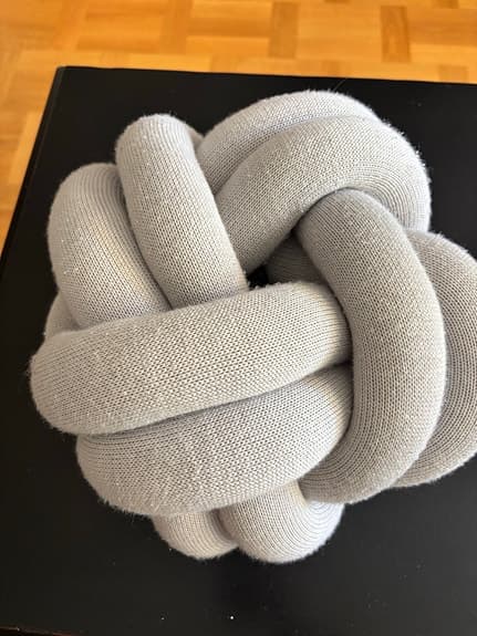 Design House Stockholm Knot kudde 30 cm grå