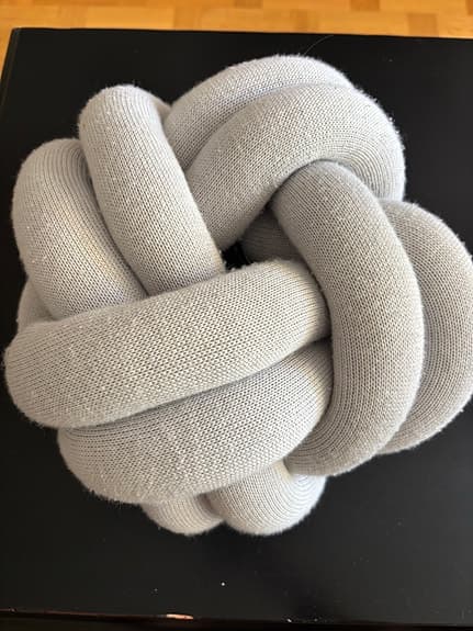 Design House Stockholm Knot kudde 30 cm grå