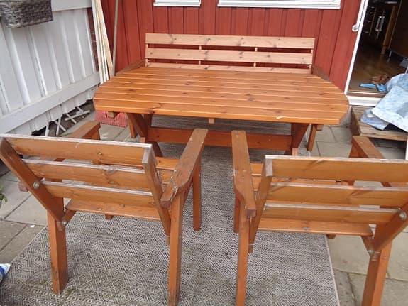 Trädgårdsgrupp i trä med bord, soffa och två stolar Hillerstorp