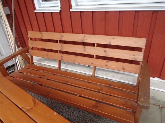 Trädgårdsgrupp i trä med bord, soffa och två stolar Hillerstorp