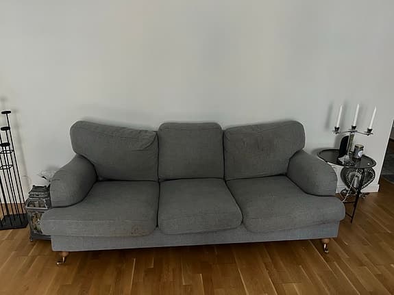 Grå howard soffa med mycket kvar att ge.