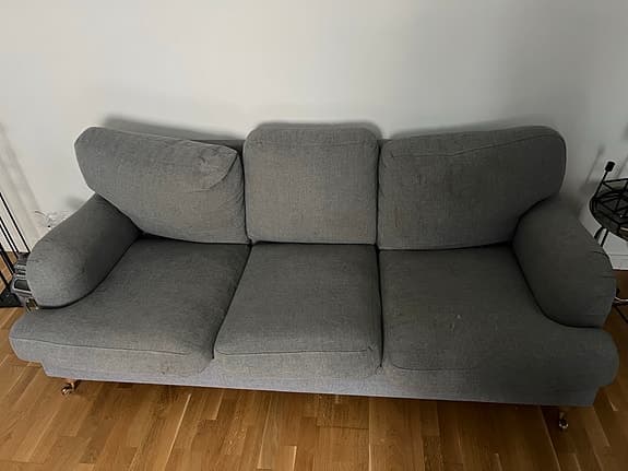 Grå howard soffa med mycket kvar att ge.