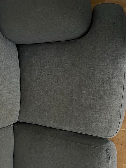 Grå howard soffa med mycket kvar att ge.