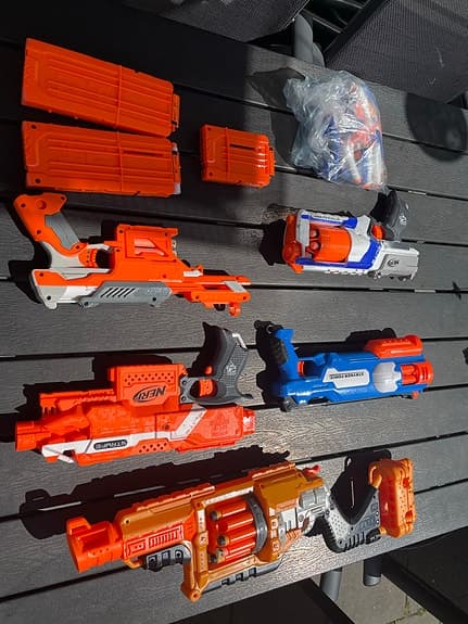 Nerf leksaksvapen med tillbehör