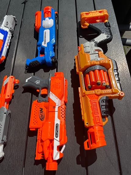 Nerf leksaksvapen med tillbehör