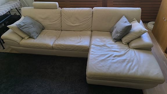 Vit lädersoffa med chaise long bred 275cm