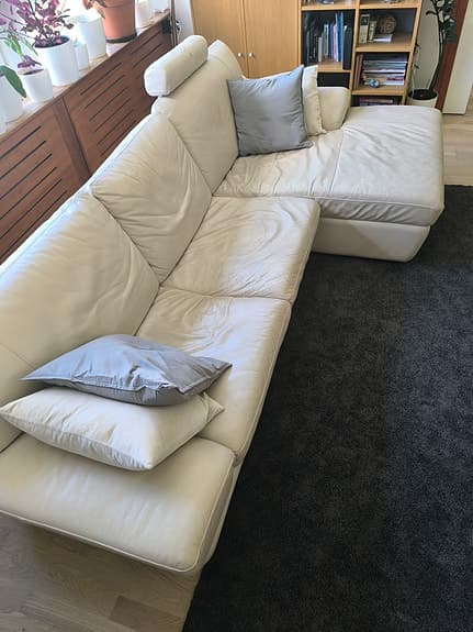 Vit lädersoffa med chaise long bred 275cm