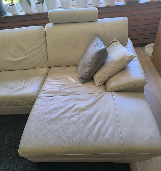 Vit lädersoffa med chaise long bred 275cm