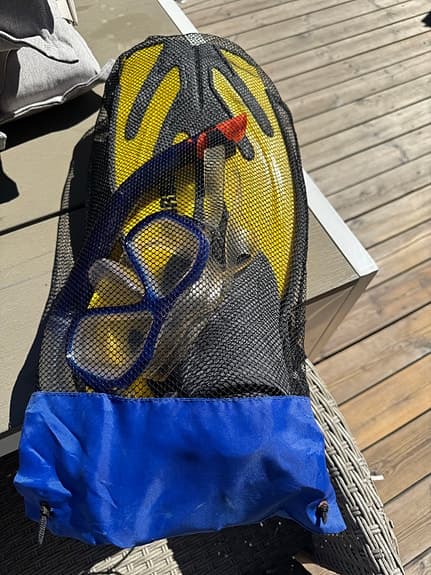 Simglasögon, snorkel och fenor i nätpåse