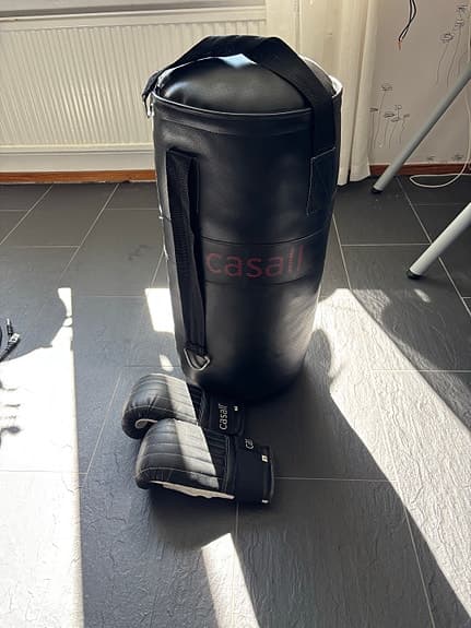 Casall boxningssäck med handskar svart