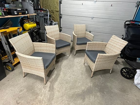 Helt nya  Trädgårdsstolar 4 st med sittdyna