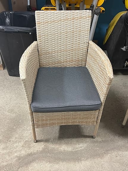 Helt nya  Trädgårdsstolar 4 st med sittdyna