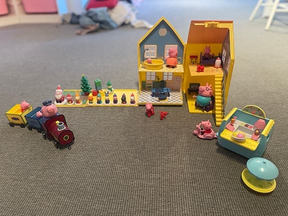 Greta Gris / Peppa Pig leksakshus med tåg och figurer