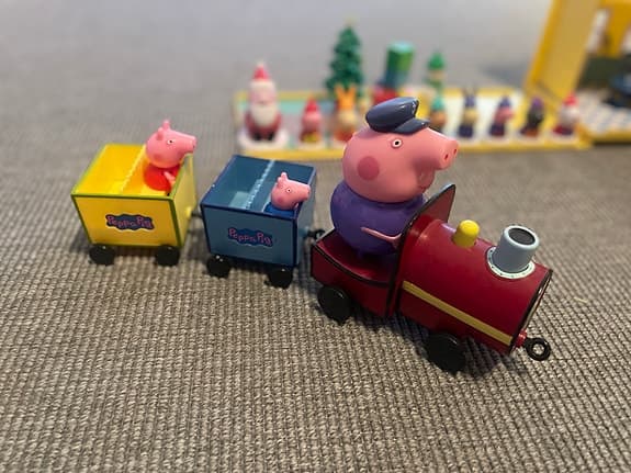 Greta Gris / Peppa Pig leksakshus med tåg och figurer
