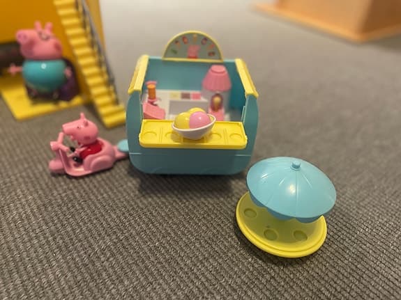 Greta Gris / Peppa Pig leksakshus med tåg och figurer
