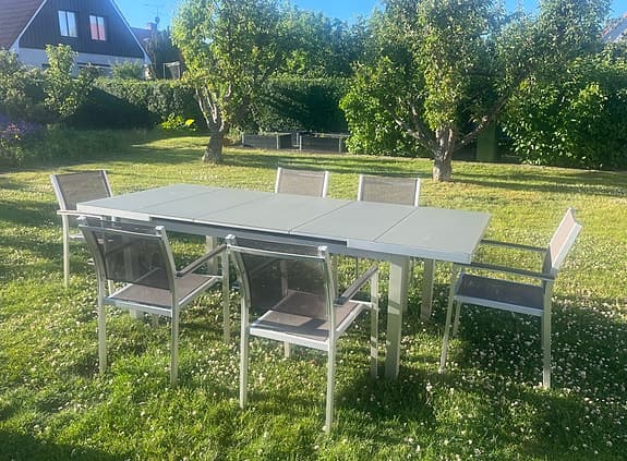 Trädgårdsbord och stolar