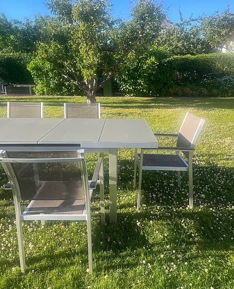 Trädgårdsbord och stolar