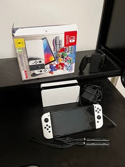 Nintendo Switch OLED (2024) + Super Mario Bros Wonder i konsolen