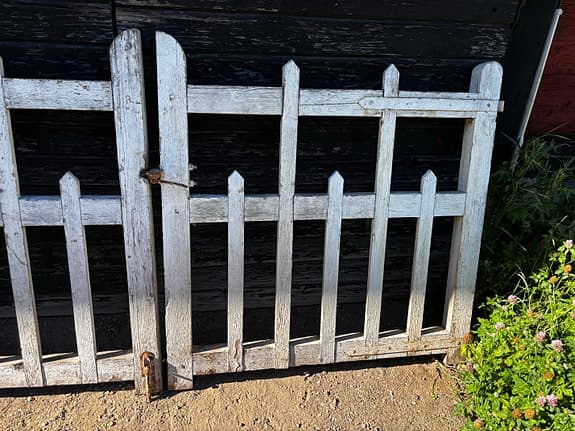 Vacker gedigen  pargrind  i fint skick