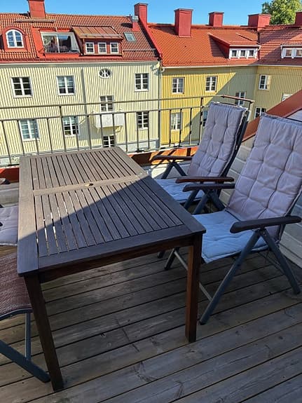 Trädgårdsbord i trä med 4 positionsstolar