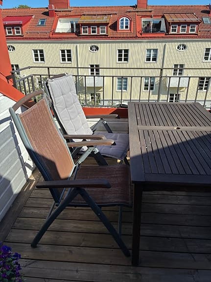 Trädgårdsbord i trä med 4 positionsstolar