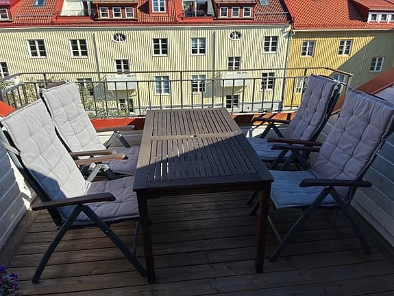 Trädgårdsbord i trä med 4 positionsstolar