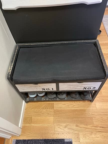 Svart liten sittbänk